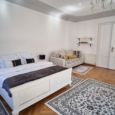 Crown Jewels Centre Sibiu Apartment Bagian luar foto
