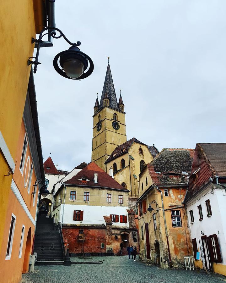 Crown Jewels Centre Sibiu Apartment Bagian luar foto