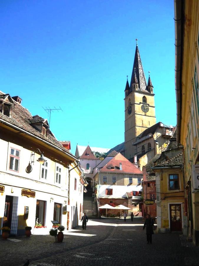 Crown Jewels Centre Sibiu Apartment Bagian luar foto
