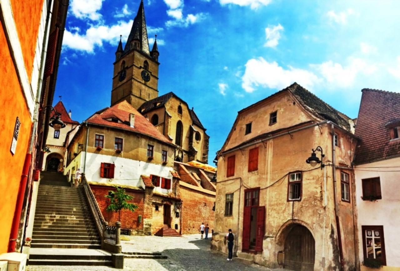 Crown Jewels Centre Sibiu Apartment Bagian luar foto